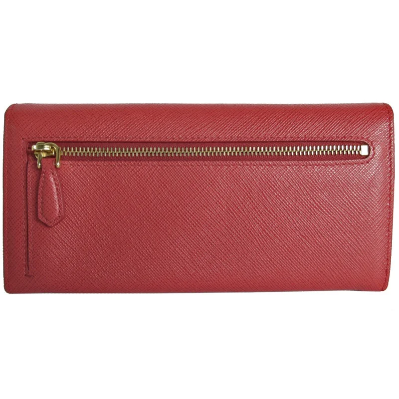 Ladies Prada Galleria bags with gold - toned hardware for a luxurious touchPRADA Saffiano Wallet