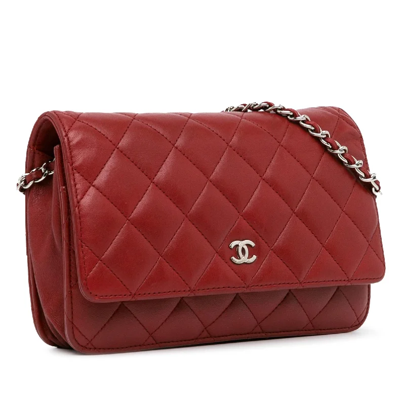 Chanel Lightweight Handbag for Daily ErrandsChanel Classic Lambskin Wallet on Chain (QiIFM3)