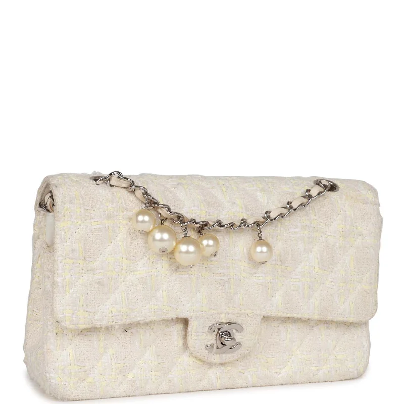 Chanel Quilted Leather Shoulder Bag for FashionistasVintage Chanel Medium Double Flap Bag White Tweed Silver Hardware