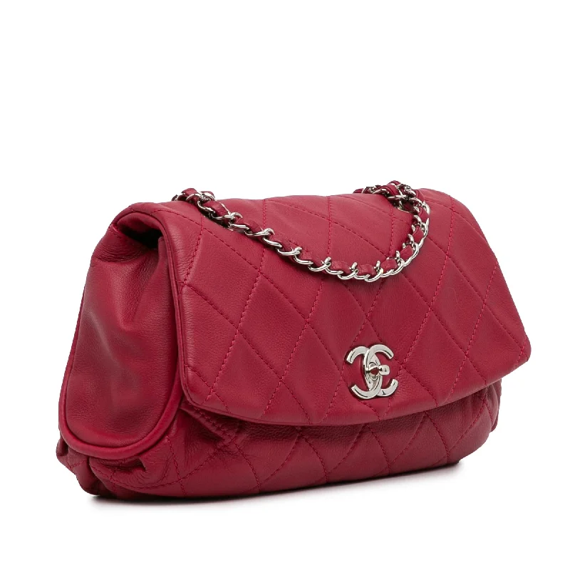 Chanel Small Crossbody Bag for TravelChanel Quilted Calfskin Curvy Flap (lSn9g7)